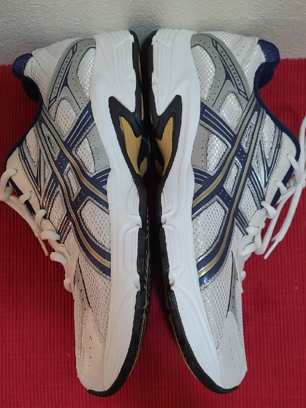 Asics White & Navy Men's Athletic Running Sneakers - Picture 9 of 11